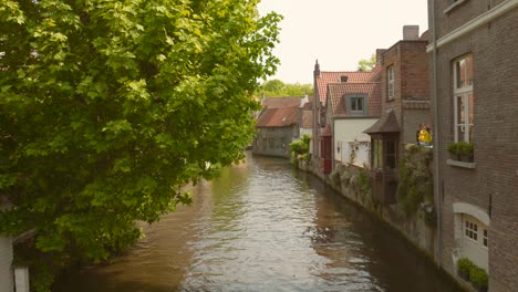 Mittelalterlicher-Stadtflusskanal-In-Brügge,-Belgien_4k