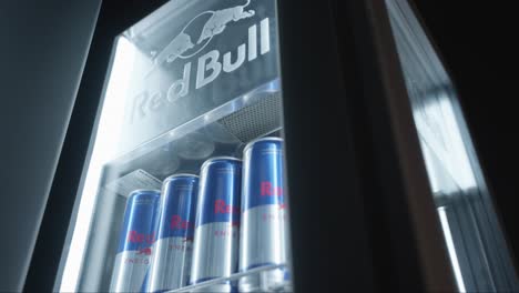 Red-Bull-Dosen-In-Einem-Red-Bull-Kühlschrank