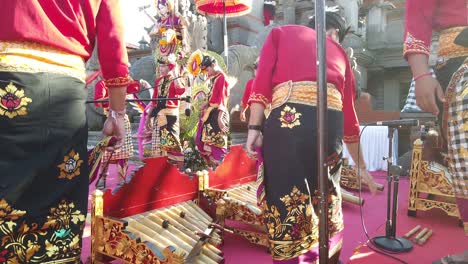Balinese-Men-Wear-Colorful-Traditional-Fashion-in-Gamelan-Music-Rindik-Festival,-Indonesian-Clothes,-Male-Long-Skirts