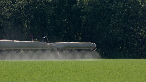 Tractor-Pulverizador-Pulverizando-Herbicidas-En-Cultivos-En-Tierras-Agrícolas,-Cámara-Lenta