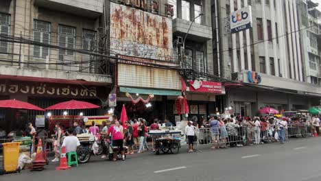Los-Turistas-Se-Alinean-En-Los-Puestos-De-Comida-Callejera-En-Yaowarat-Road,-Chinatown,-Bangkok