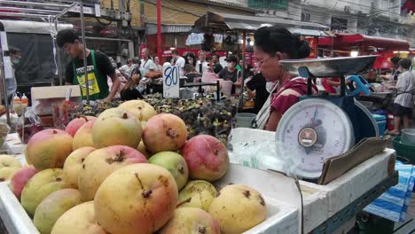 Thai-Street-Food-Vendor-Selling-Fresh-Fruit-in-Chinatown,-Bangkok