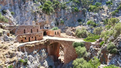 El-Asombroso-Monasterio-Katholiko-En-La-Isla-De-Creta,-Grecia.