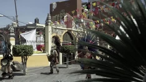 Traditioneller-Mexikanischer-Aztekischer-Mystischer-Tanz,-Der-Von-Menschen-In-Den-Straßen-Von-Mexiko-Stadt-Aufgeführt-Wird