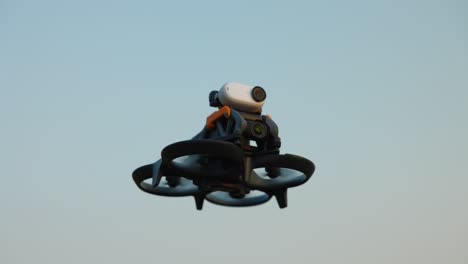 Schwebende-FPV-Quadcopter-Drohne-Mit-Oben-Angebrachtem-Insta360-Go-3