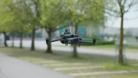 DJI-Mavic-3-Enterprise-Drohne-Schwebt-Mit-Bokeh-Hintergrund-Im-Park