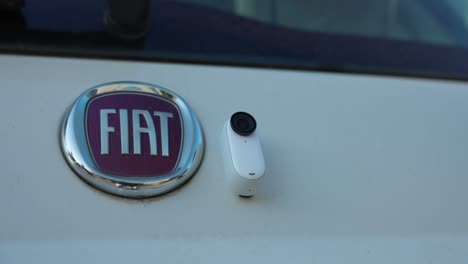 Insta360-Go-3-Klebte-Auf-Der-Rückseite-Des-Autos-Neben-Dem-Fiat-Emblem
