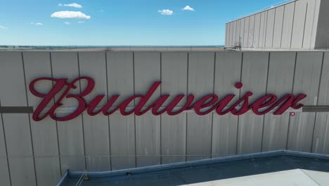 Budweiser-sign-on-brewery-in-Fort-Collins,-Colorado