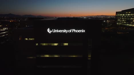 Die-University-Of-Phoenix-Führte-Nachts-Ein-Schild