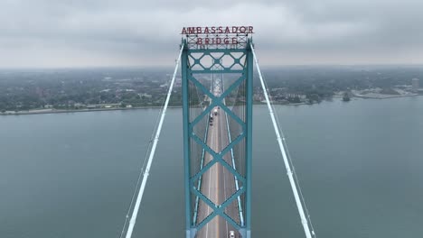 Die-Ambassador-Bridge-Ist-Eine-Mautpflichtige-Internationale-Hängebrücke-über-Den-Detroit-River,-Die-Detroit-(Michigan,-Vereinigte-Staaten)-Mit-Windsor-(Ontario,-Kanada)-Verbindet