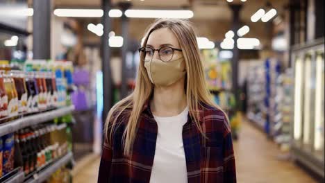 Mujer-Con-Máscara-Protectora-Caminando-Por-El-Supermercado-Entre-Pasillos.