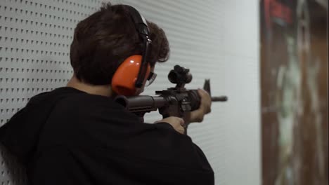 Hombre-Disparando-Al-Campo-De-Tiro-Con-Auriculares-Protectores
