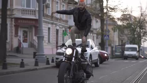 Tricks-on-motorcycle,-stuntmen,-stunt-riding-in-the-city