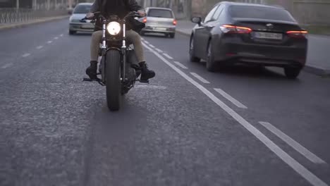 Unerkennbarer-Motorradfahrer-Fährt-Fahrrad-In-Der-Stadt