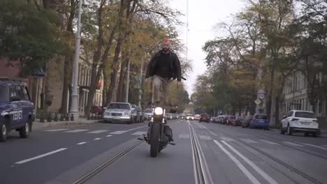 Tricks-Beim-Motorrad-Stuntfahren-In-Der-Stadt-Im-Sitzen