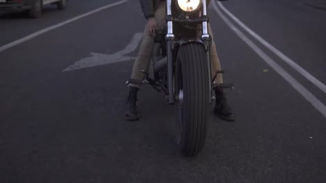 Un-Motociclista-Barbudo-Conduce-Una-Bicicleta-En-La-Ciudad,-Esperando-El-Semáforo,-Sonriendo