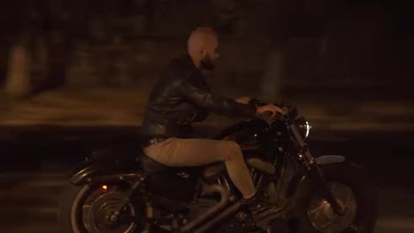 Vista-Lateral-De-Un-Motociclista-Con-Chaqueta-De-Cuero-Montando-Moto-Por-Las-Calles-Nocturnas-De-La-Ciudad