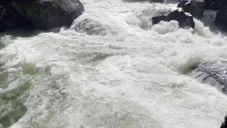 Yosemite-Nebel-Weg-Wasser-Fluss-Strömung-Felsen-Schwenken-Schießen