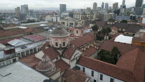 Enfoque-De-Drones-En-La-Catedral-Principal-Y-La-Plaza-En-El-Centro-Histórico-De-La-Ciudad-De-Bogotá