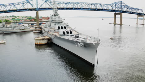 Luftaufnahme-Der-USS-Massachusetts,-Ein-Museum-In-Fall-River,-Battleship-Cove