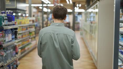 Hombre-En-Supermercado-Bailes-Positivos-Y-Tienda-De-Alimentos-Vacía