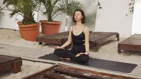 Gesunde-Frau-Macht-Yoga-Asana-Meditation-Am-Strand