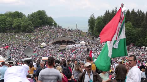 Die-Ungarische-Flagge-Weht-Unter-Tausenden-Von-Menschen-Auf-Der-Csiksomlyo-Wallfahrt