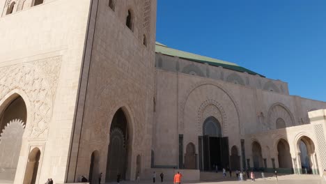 Ornate-exterior-of-Hassan-Mosque-in-Casablanca,-revealing-minaret
