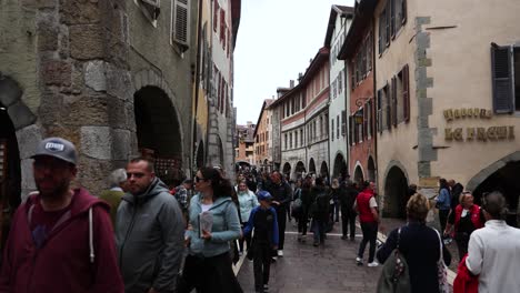 Turistas-Y-Gente-Caminando-Hermosas-Calles-De-Annecy,-Francia