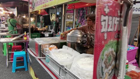 Vendedor-Callejero-De-Comida-Tailandesa-Que-Vende-En-Chinatown,-Bangkok