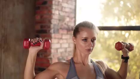 Fit-woman-doing-arm-exercise-with-weight-on-workout-at-gym-or-studio.-Portrait-of-fitness-girl-model-in-activewear-doing
