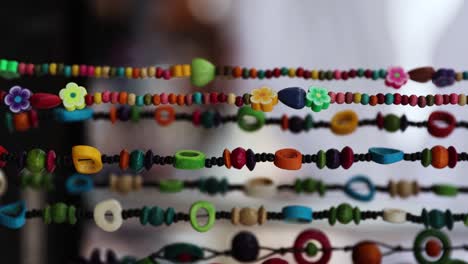 Selbstgemachte-Perlenketten-Armbänder,-Die-Auf-Dem-Straßenhändlermarkt-Hängen,-Vertikal
