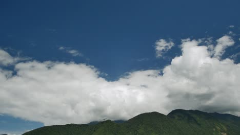 Wolken-Im-Blauen-Himmel-über-Bolivianischen-Grünen-Hügeln