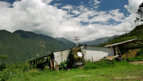 Casa-Boliviana-En-Verdes-Colinas-Y-Montañas-Con-Cielos-Despejados