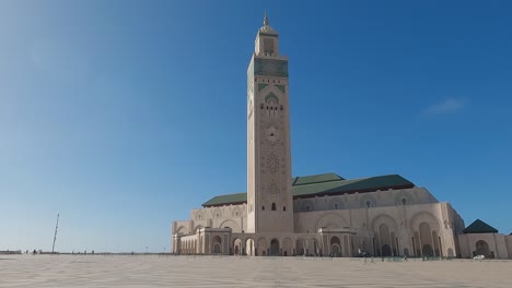 Majestuosa-Mezquita-Hassan-Frente-A-Un-Amplio-Patio