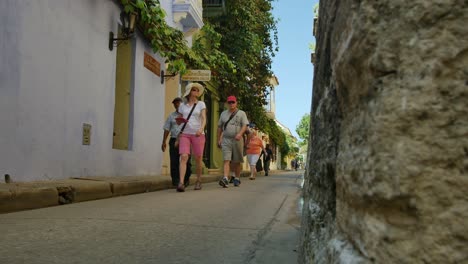 Passanten-Auf-Der-Straße-In-Der-Altstadt-Von-Cartagena