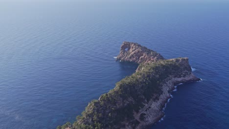 Enthüllen-Sie-Eine-Aufnahme-Des-Atemberaubenden-Aussichtspunkts-Mirador-De-Sa-Foradada-Auf-Der-Insel-Mallorca,-Aus-Der-Luft