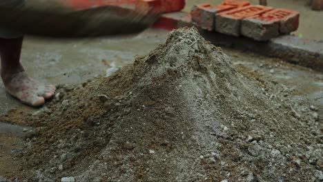 Sitio-De-Construcción-Mezclando-Cemento-Para-Construir-Mano-De-Obra-India-Descalza