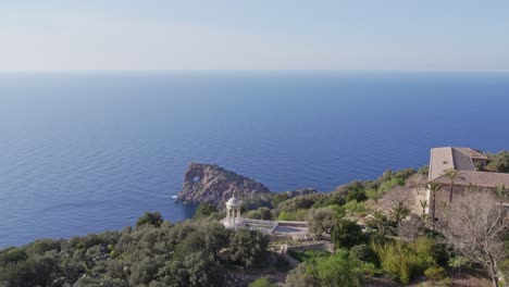 Weitwinkelaufnahme-Des-Aussichtspunkts-Sa-Foradada-Tagsüber-Auf-Der-Insel-Mallorca,-Luftaufnahme