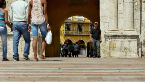 Menschen-Betreten-Die-Altstadt-Von-Cartagena-über-Den-Eingang-Zum-Uhrturm