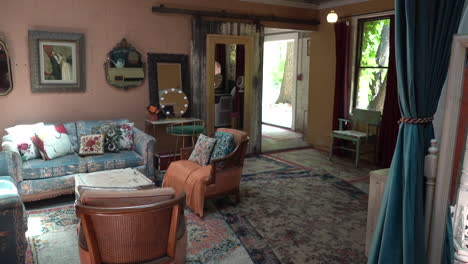 trendy-antique-living-room-decor-decorations-hip-and-modern-elegant-classic