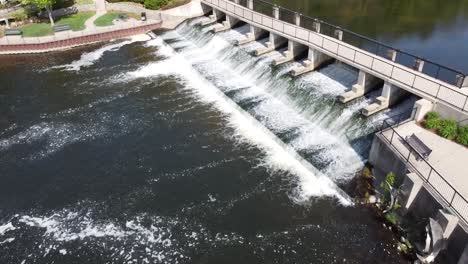 Rockford,-Michigan,-Luftaufnahmen-Von-Drohnen,-Damm,-Flusswasserfall