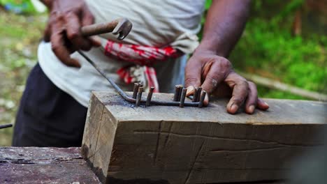 Carpintero-Indio-Trabajando-Doblando-Metal-Hierro-Acero-Usando-Herramientas-Tradicionales-Antiguas