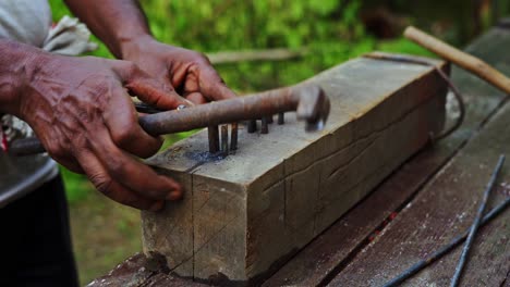 Tischler,-Der-In-Indien-Unter-Schlechten-Arbeitsbedingungen-Mit-Manuellen-Werkzeugen-Arbeitet