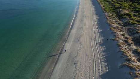 Paar-Spaziert-Am-Woodman-Point-Beach-Entlang,-Einem-Vorort-Der-Stadt-Perth-Im-Westen-Australiens