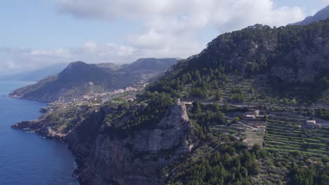 Weitwinkelaufnahme-Von-Torre-De-Verger-In-Der-Touristenstadt-Banyalbufar-Auf-Mallorca,-Luftaufnahme