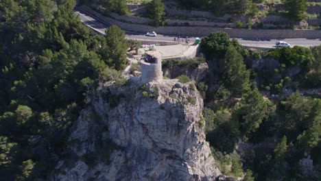 Nach-Unten-Geneigte-Aufnahme-Des-Torre-Del-Verger-Auf-Der-Insel-Mallorca-Tagsüber,-Luftaufnahme