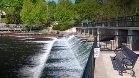 Damm-Im-Rockford-Michigan-Wasserfall-Fließendes-Wasser