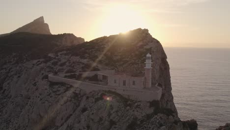 Erstaunlicher-Sonnenuntergang-Auf-Der-Insel-Dragonera-Auf-Mallorca-Mit-Einem-Leuchtturm,-Luftaufnahme