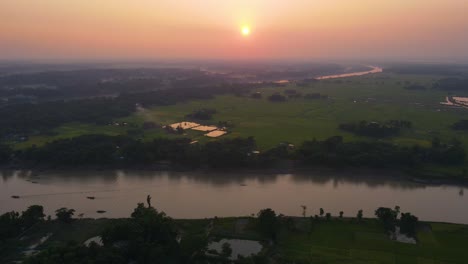 Landschaft-Mit-Goldenen-Horizonten:-Sonnenuntergang-Am-Surma-Fluss-Im-Ländlichen-Bangladesch
